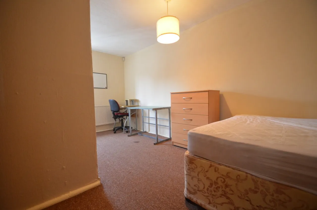 Harvest Road, Englefield Green, photo 10