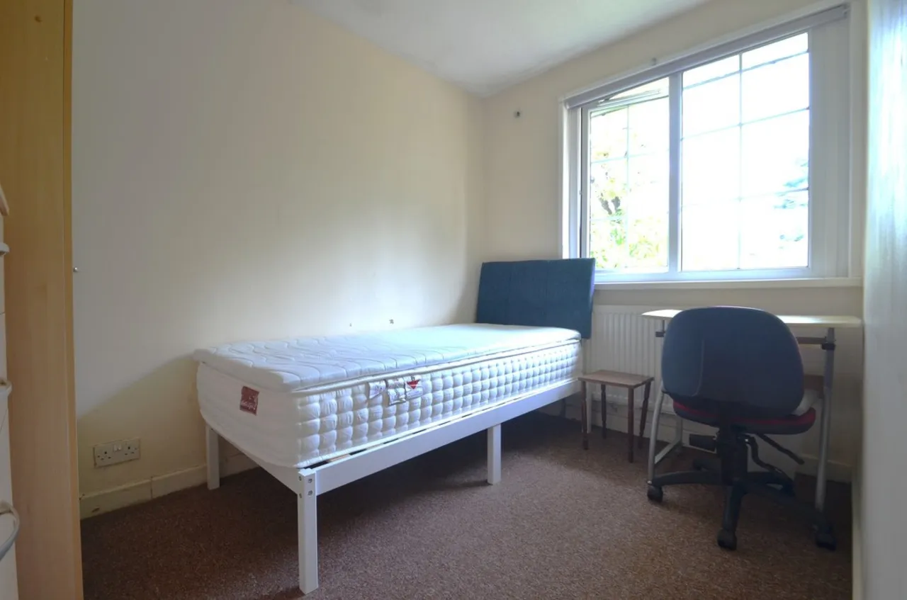 Harvest Road, Englefield Green, photo 5