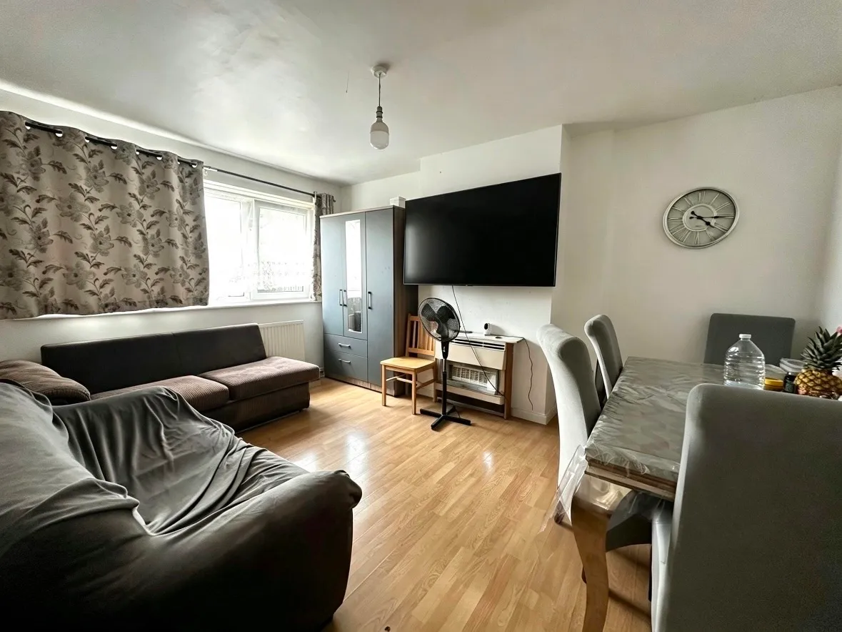 Mathews Avenue, London, photo 2