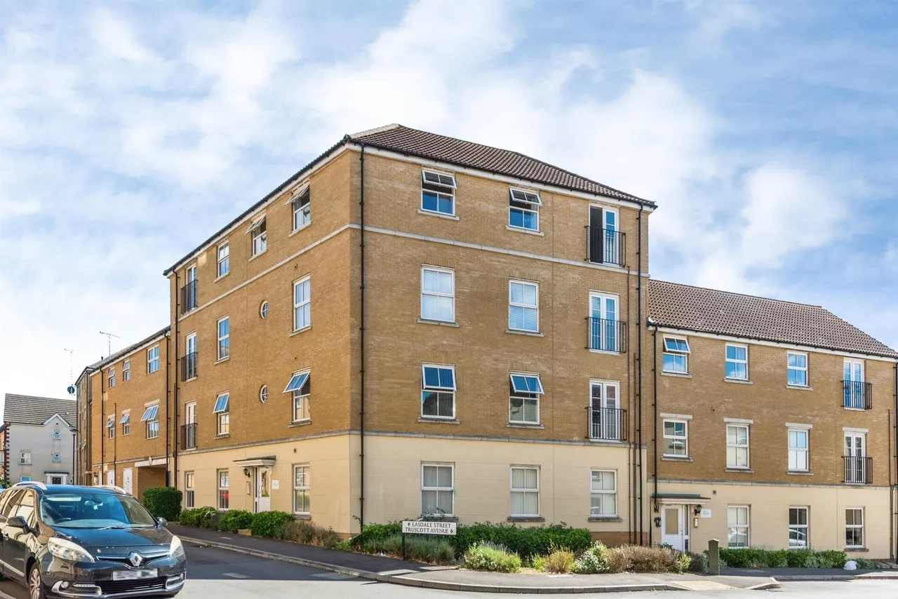 2 bed flat for sale — Easdale Street, Swindon