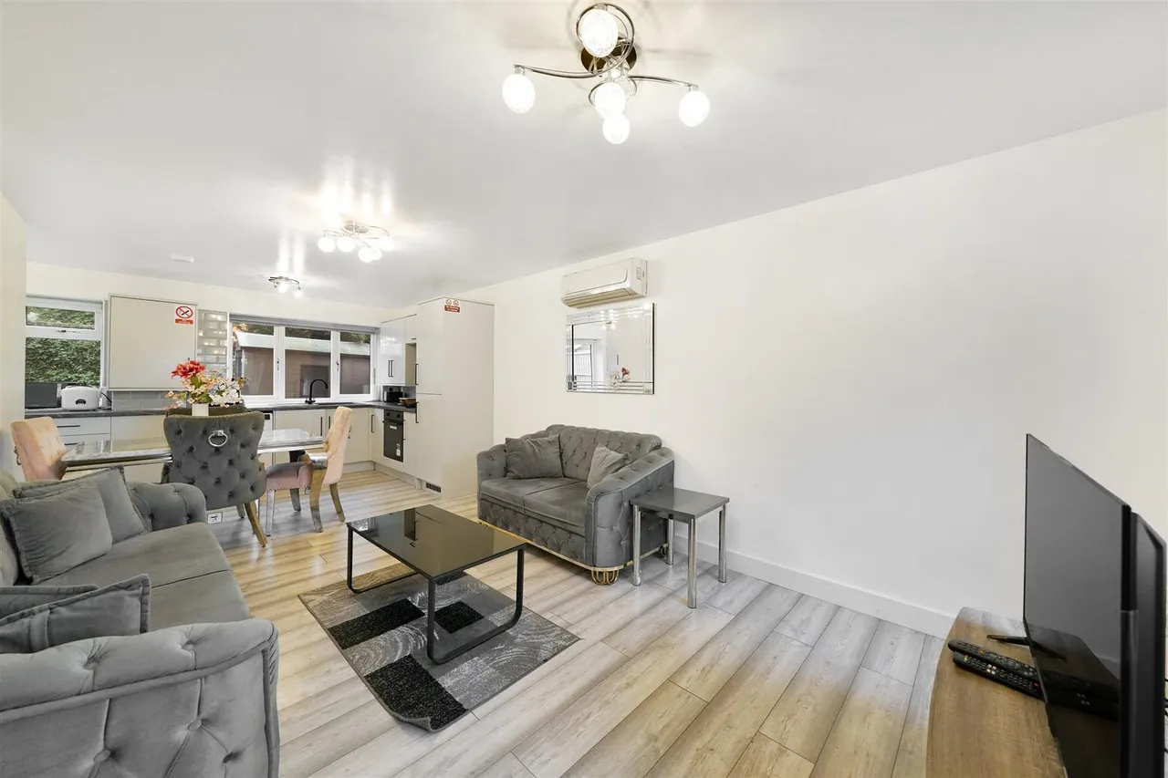 2 bed house to rent, Parker Street, Silvertown, E16