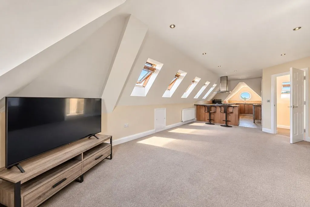 Hersham Road, Hersham, KT12, photo 5