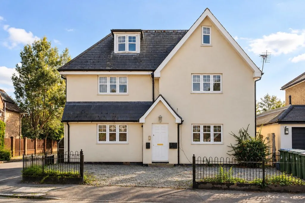 2 bed flat for sale, Hersham Road, Hersham, KT12