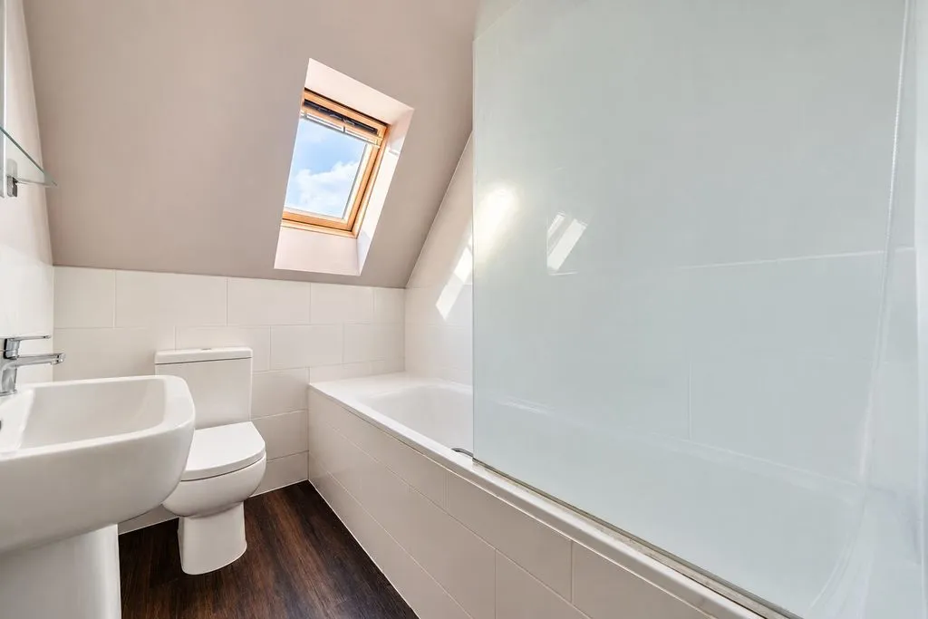 Hersham Road, Hersham, KT12, photo 11