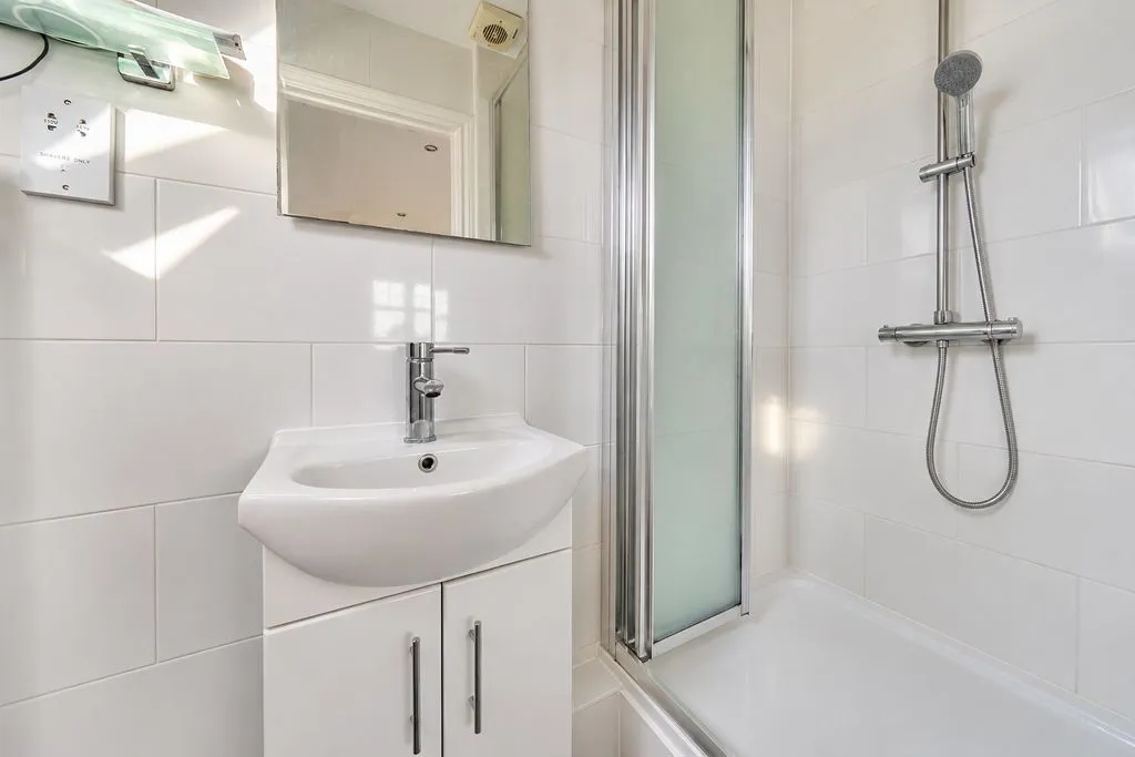 Hersham Road, Hersham, KT12, photo 10