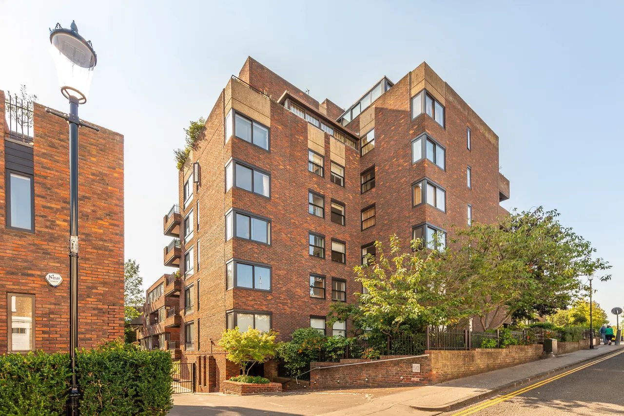 3 bed flat to rent, London, W8