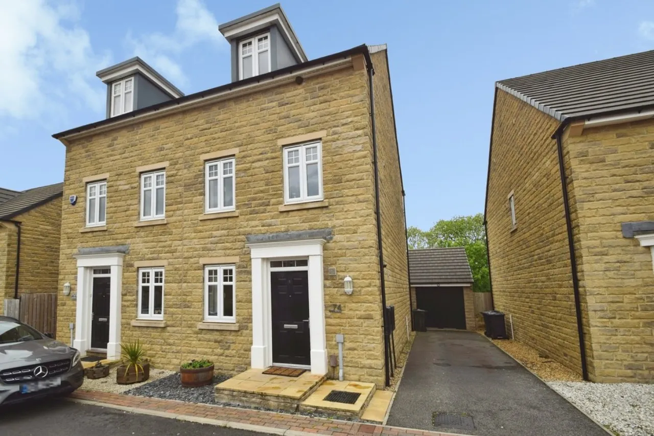 3 bed house for sale — Cullingworth, Bradford, West Yorkshire