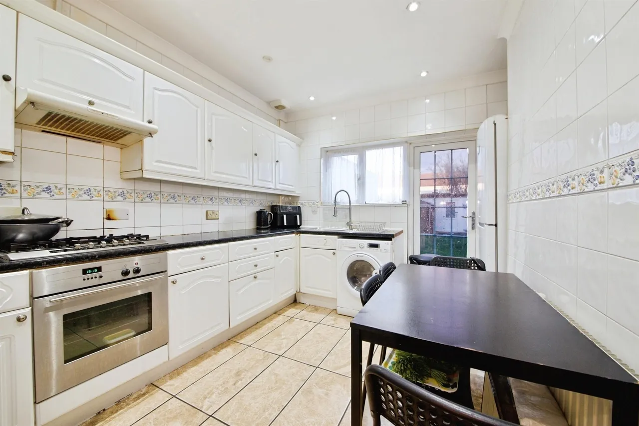 Hurstbourne Gardens, Barking, photo 3