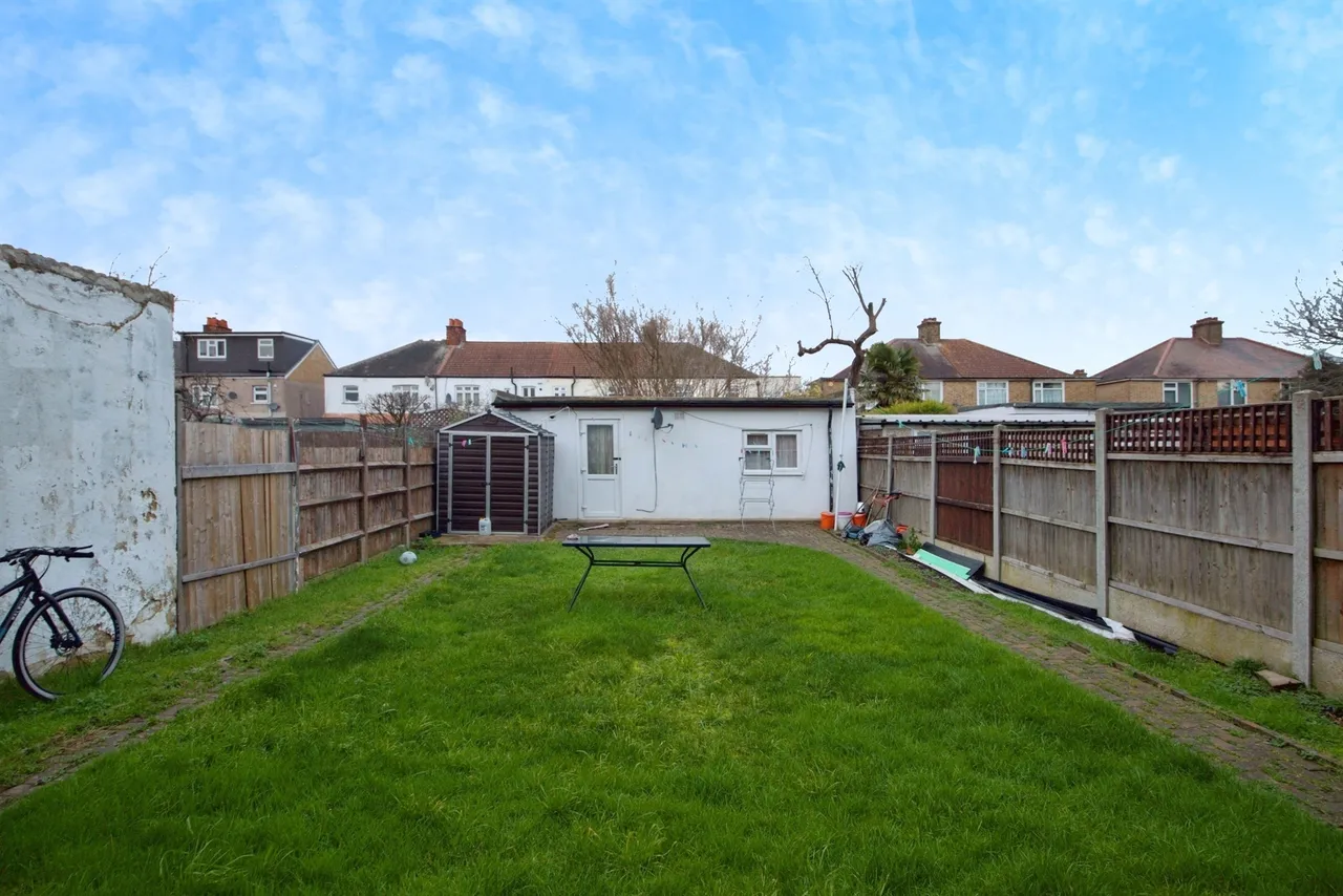 Hurstbourne Gardens, Barking, photo 4