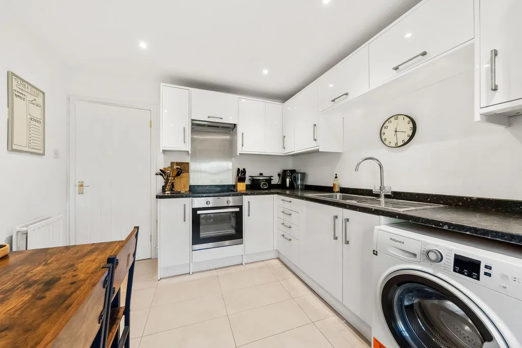 Laburnum Road, Chertsey KT16 8BY, photo 3