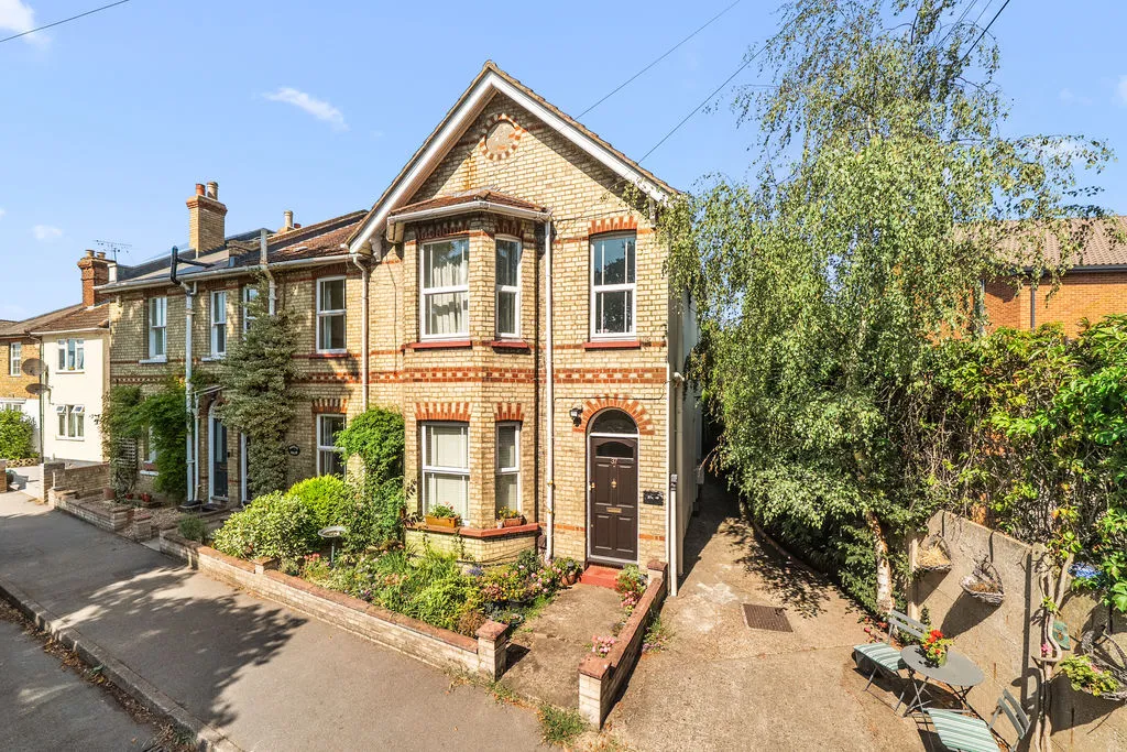 1 bed flat for sale — Laburnum Road, Chertsey KT16 8BY