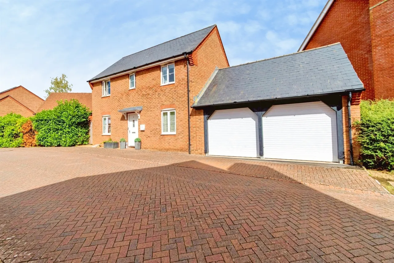 3 bed house for sale — Moore Close, Romsey