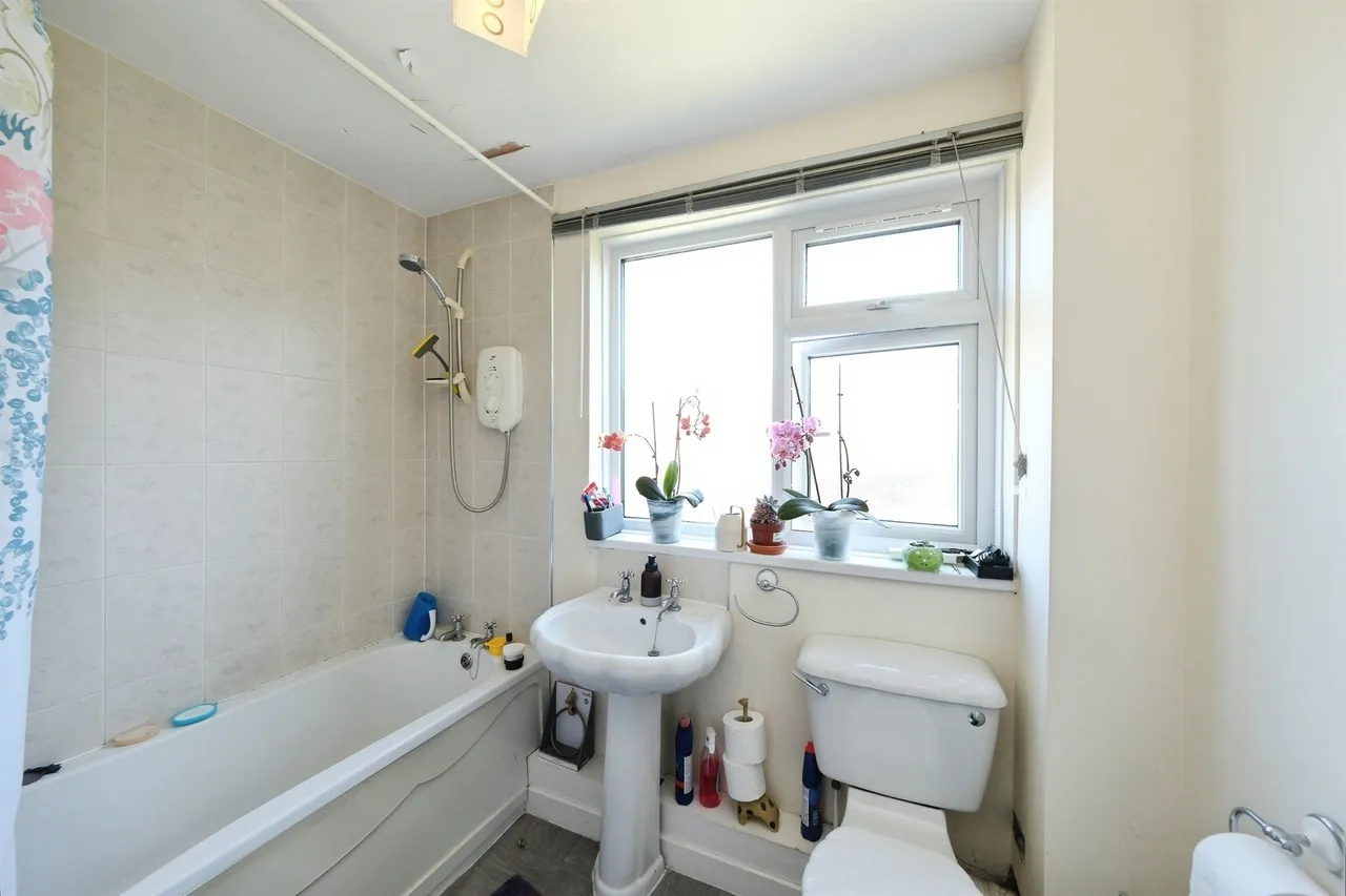 Field Court, Kilburn, DE56, photo 11