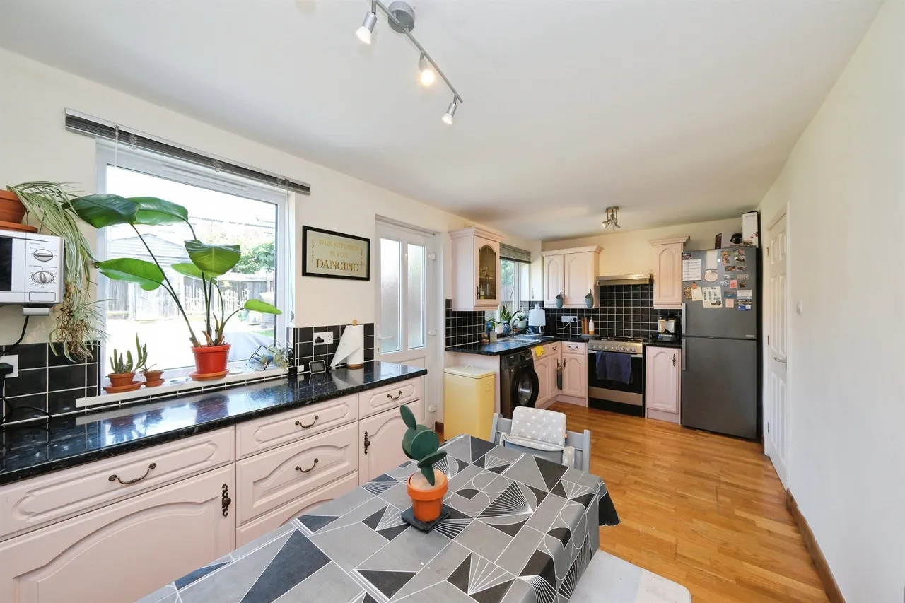 Field Court, Kilburn, DE56, photo 5
