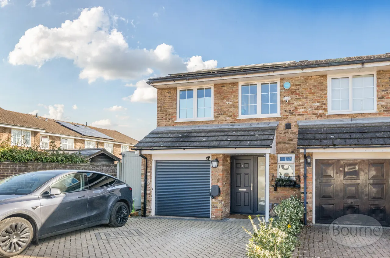 4 bed house for sale, Mossfield, Cobham, KT11