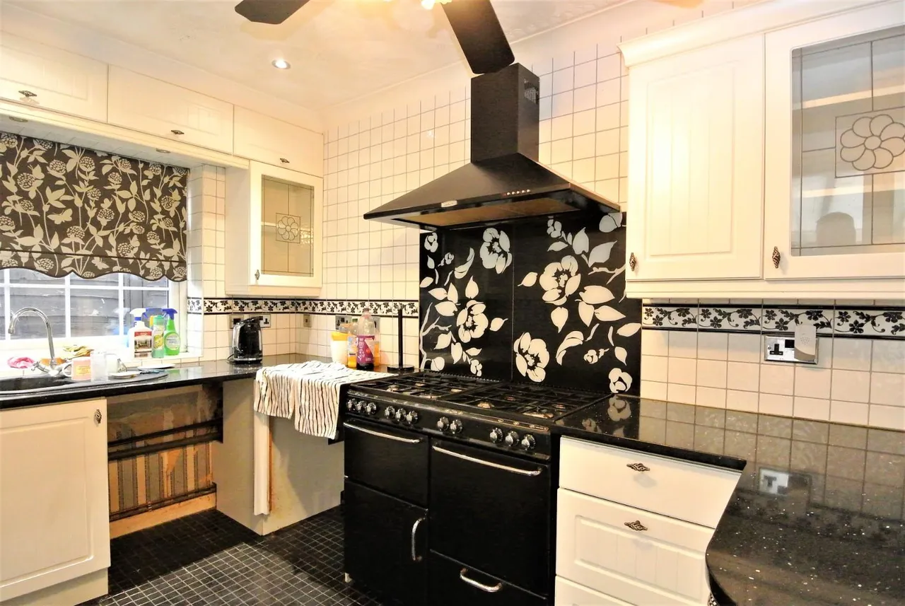 Long Lane, Stanwell, Staines-Upon-Thames, Surrey, TW19 7AJ, photo 6