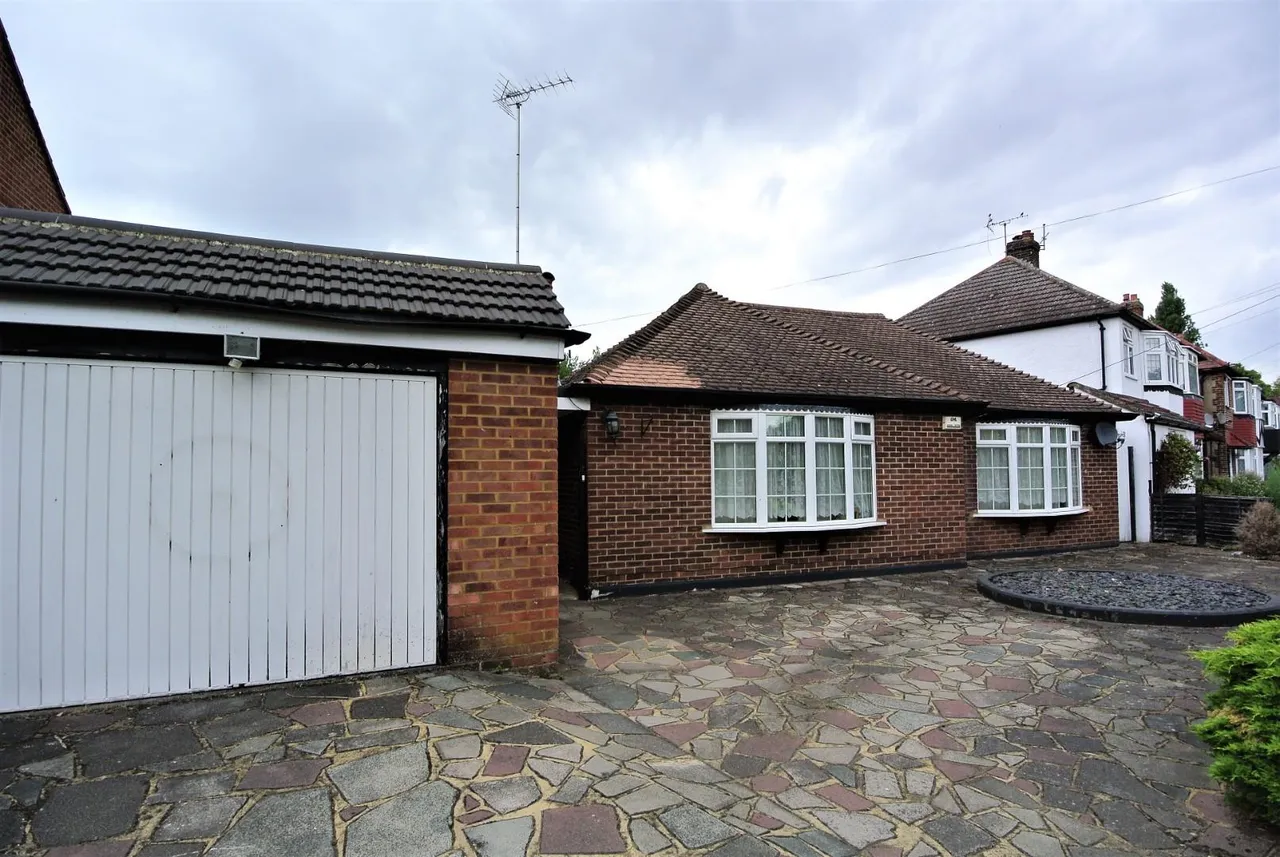 2 bed property for sale — Long Lane, Stanwell, Staines-Upon-Thames, Surrey, TW19 7AJ