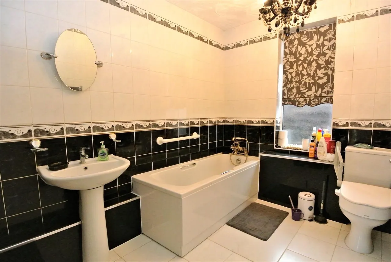 Long Lane, Stanwell, Staines-Upon-Thames, Surrey, TW19 7AJ, photo 9