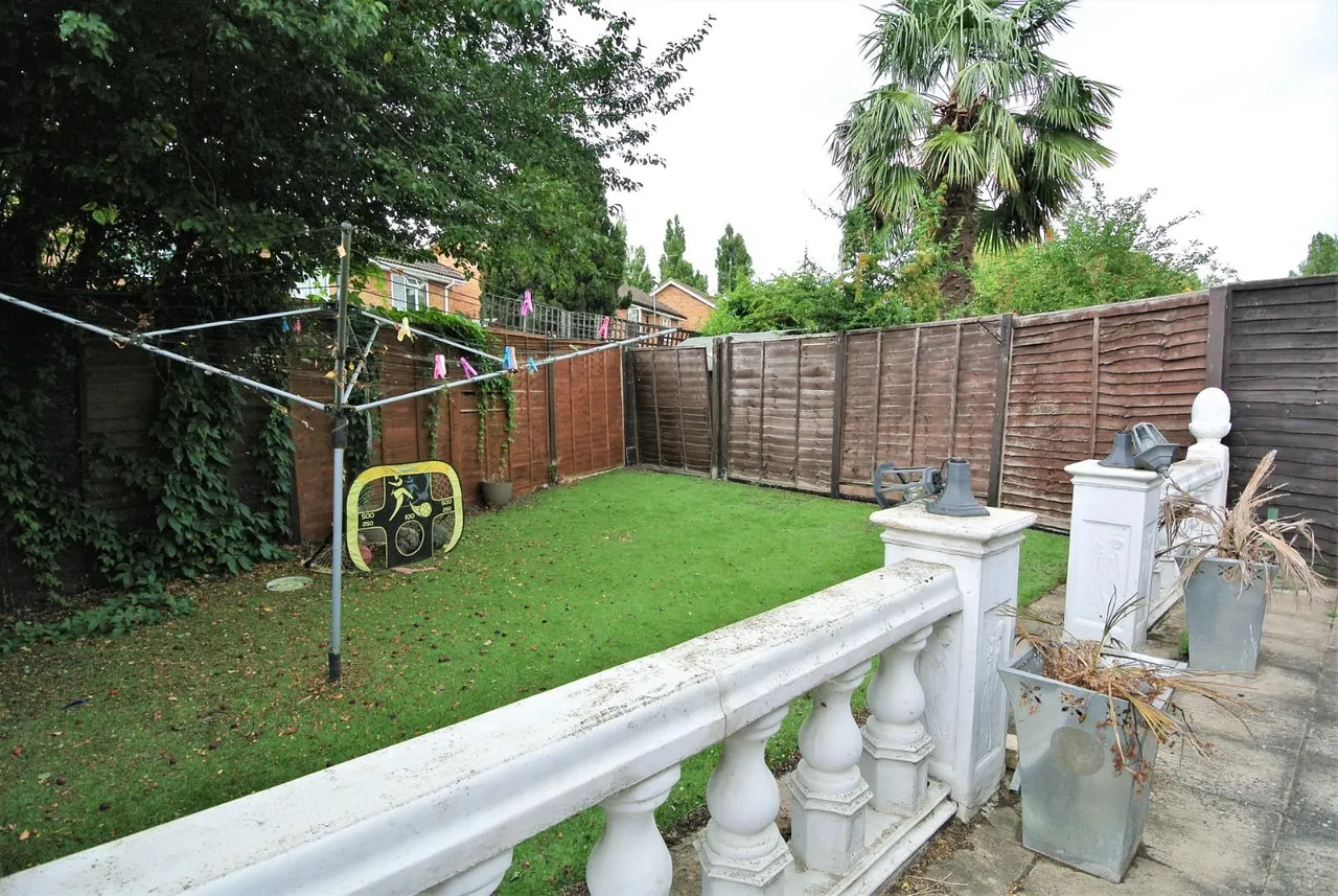 Long Lane, Stanwell, Staines-Upon-Thames, Surrey, TW19 7AJ, photo 12