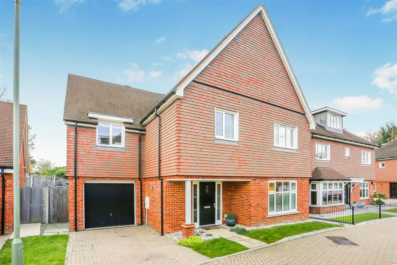 4 bed house for sale — Halliday Close, Ewell, KT17 1AZ