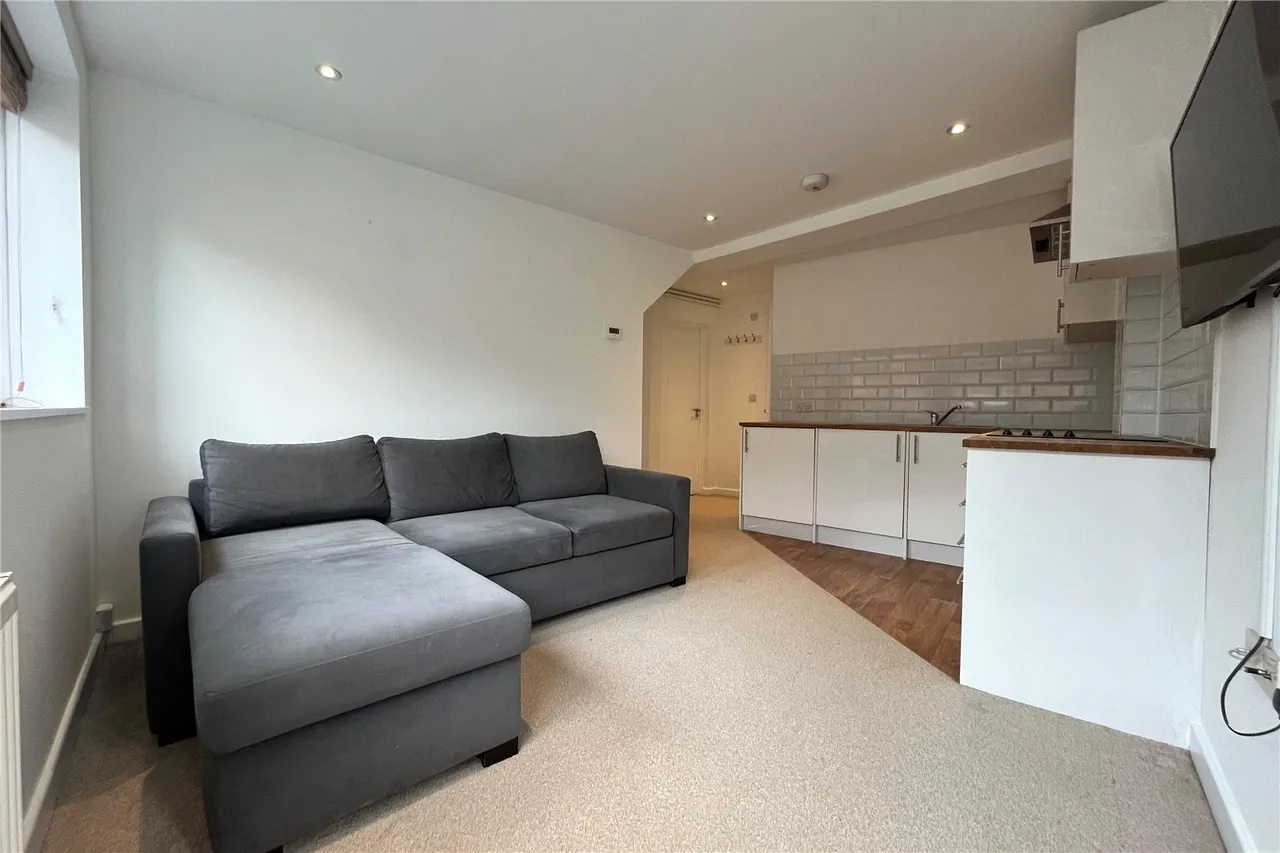 Bentley, Farnham, Hampshire, GU10 5HY, photo 2
