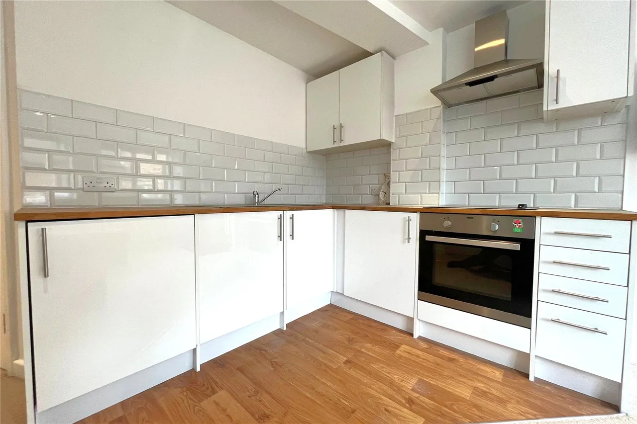 Bentley, Farnham, Hampshire, GU10 5HY, photo 3