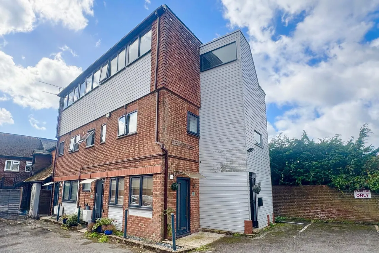 1 bed flat for sale — Bentley, Farnham, Hampshire, GU10 5HY