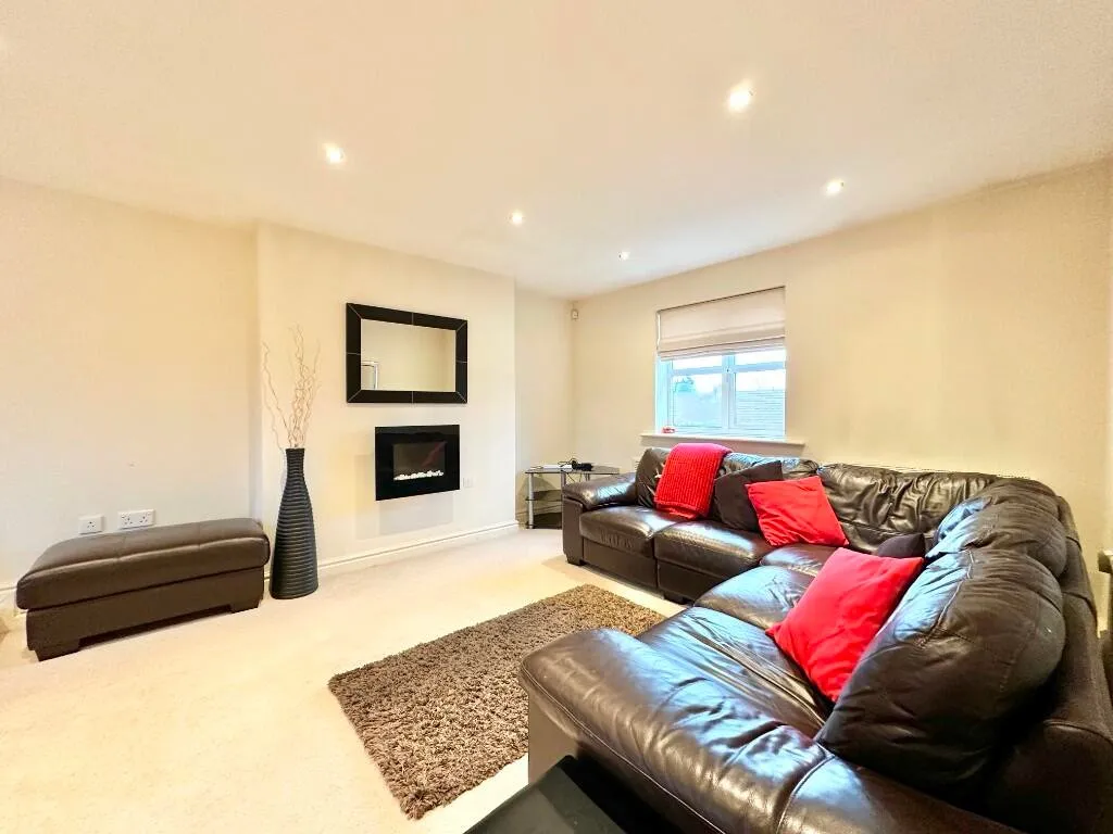 Balliol Court, Sale, M33, photo 3
