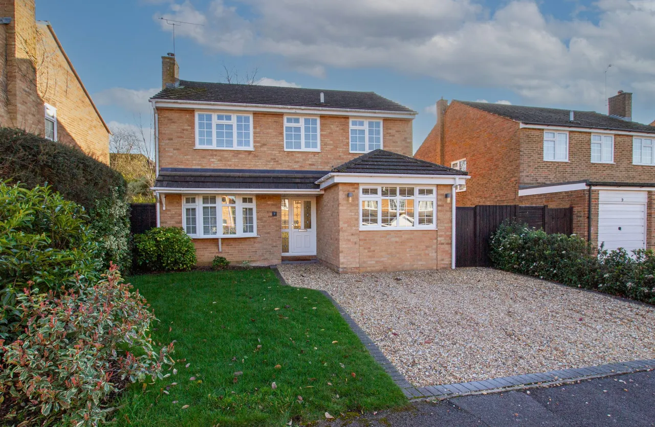 4 bed house for sale — Coniston Way, Church Crookham, Fleet, GU52 6RS