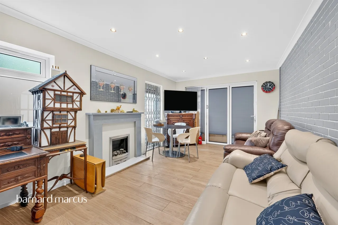 Royal Drive, Epsom, KT18, photo 2