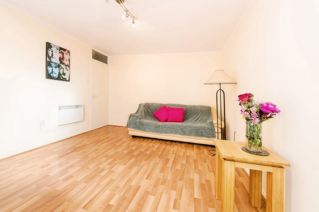 Trotwood, Chigwell, Essex, IG7, photo 5
