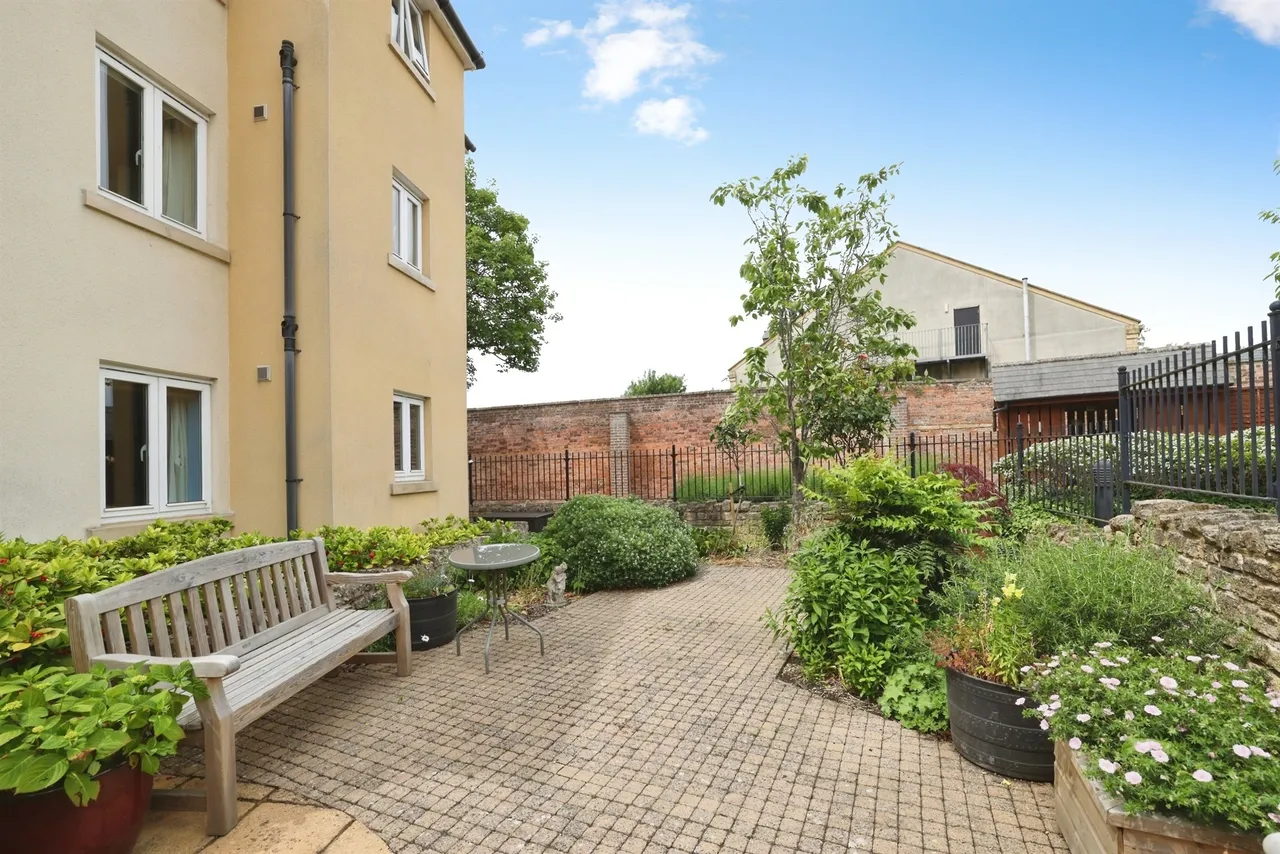 Gladstone Road, Chippenham, photo 11