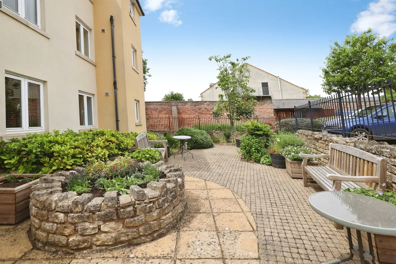 Gladstone Road, Chippenham, photo 12