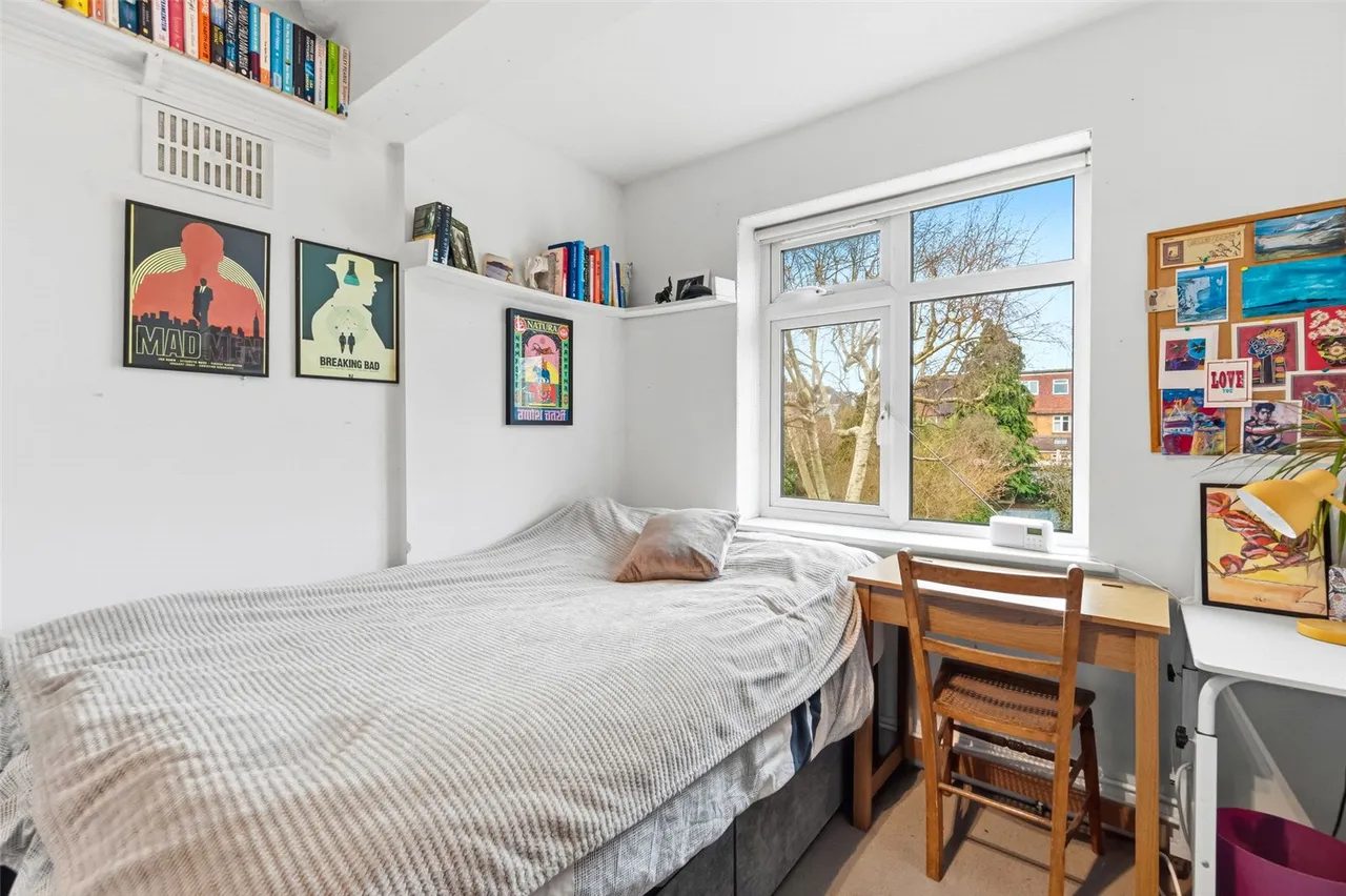 Chestnut Avenue, Hampton, TW12 2NY, photo 11