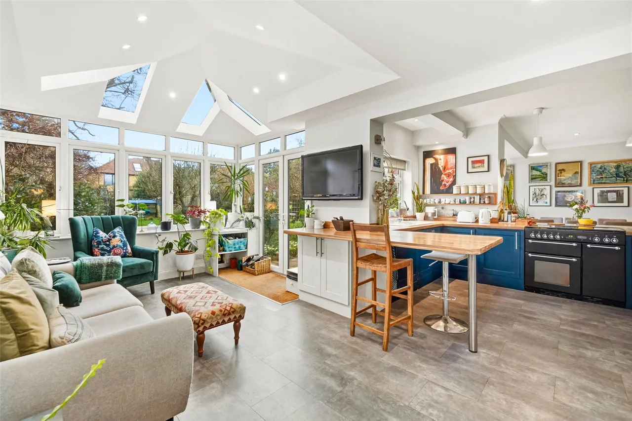 Chestnut Avenue, Hampton, TW12 2NY, photo 4