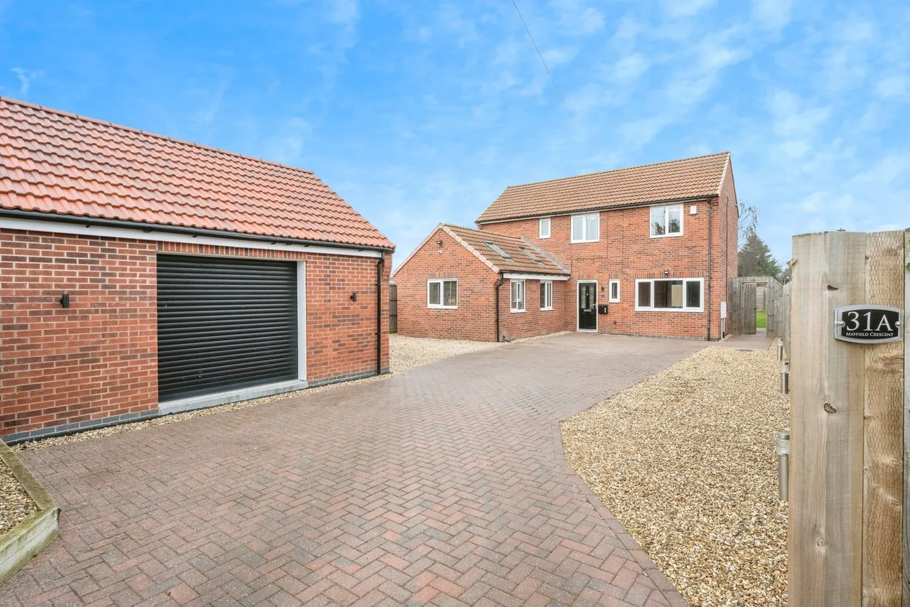 3 bed house for sale — Mayfield Crescent, New Rossington, Doncaster, South Yorkshire, DN11