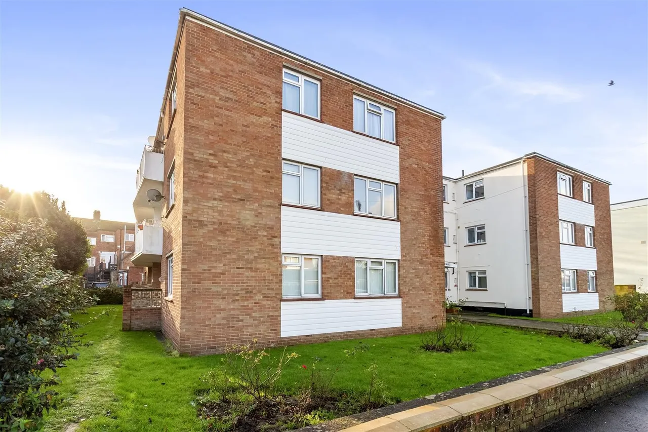 3 bed flat for sale — Bruce Avenue, Worthing