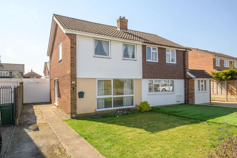 3 bed house for sale — Saxon Road, Walton-On-Thames KT12 3HD