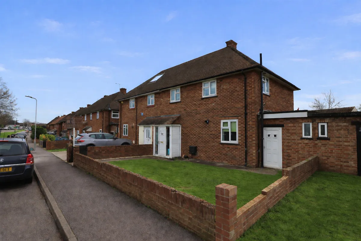 3 bed house for sale — Chase Cross Road, Romford, RM5 3XR
