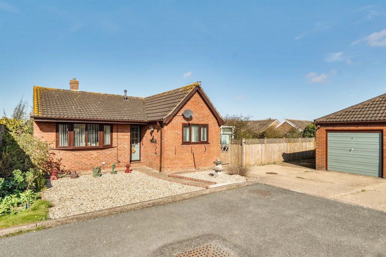 3 bed house for sale — Honeysuckle Close, Sutton-On-Sea, Mablethorpe