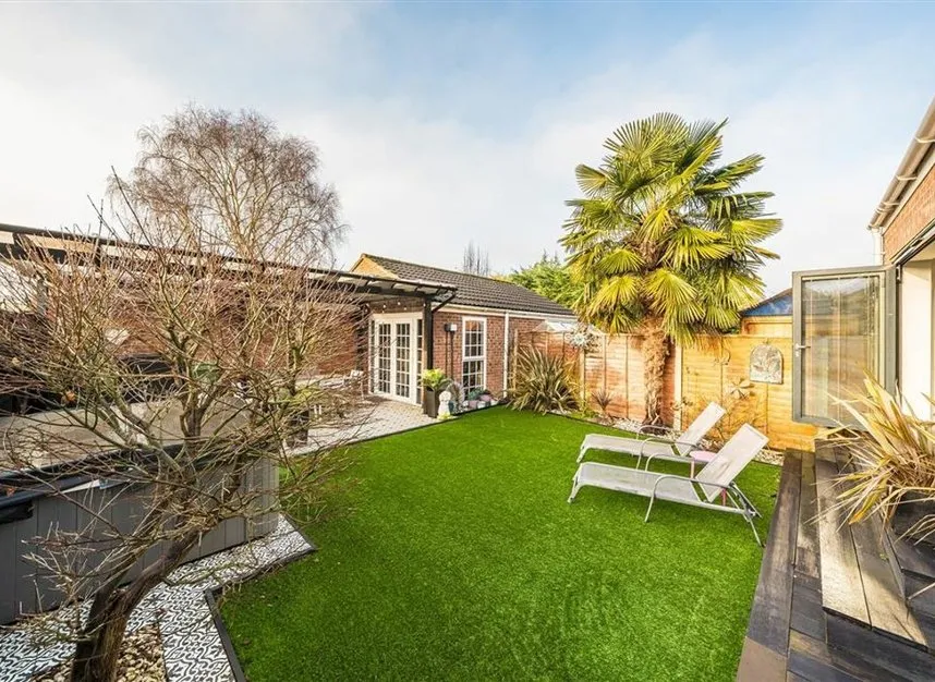 5 bed property for sale, Gloucester Drive, Staines upon Thames, TW18