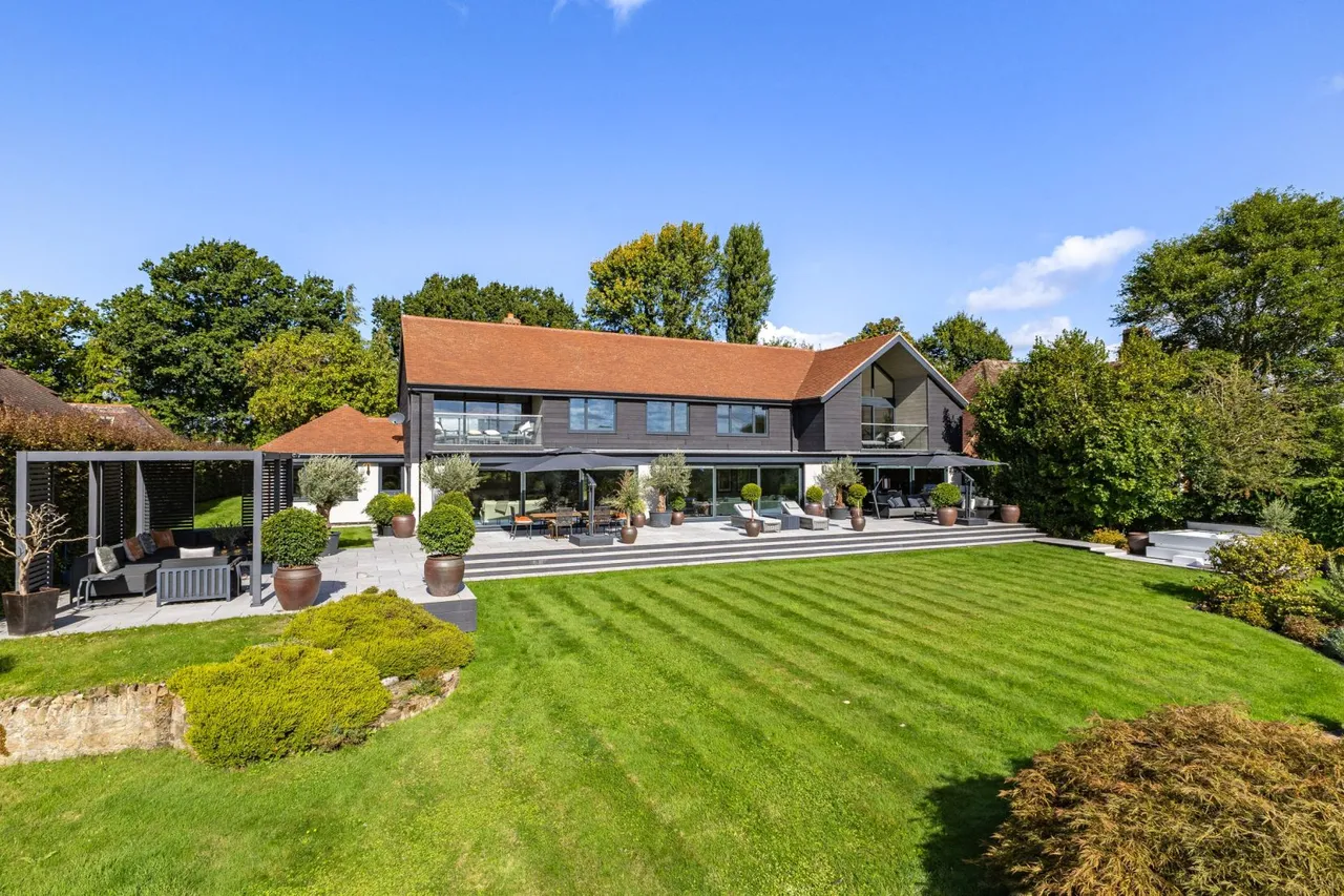 5 bed house for sale — The Avenue, Petersfield, Hampshire, GU31 4JG