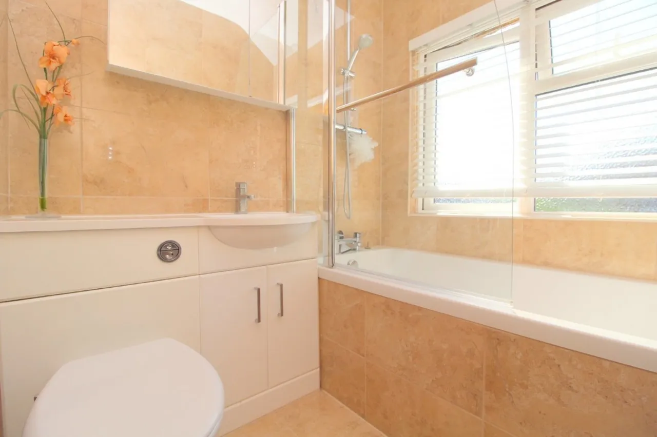 Stanwell Road, Ashford, photo 8