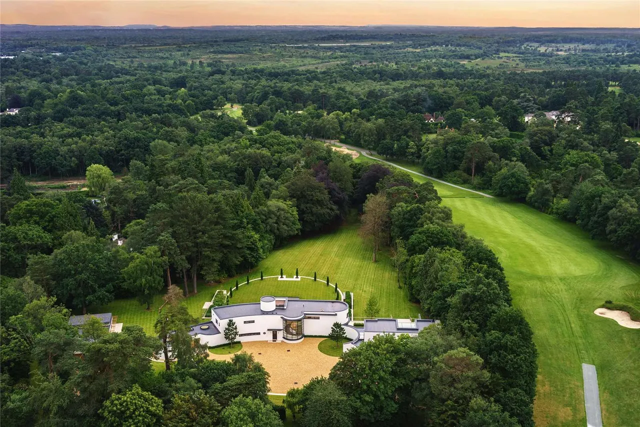 Portnall Drive, Wentworth Estate, Virginia Water, Surrey, GU25 4NN, photo 4