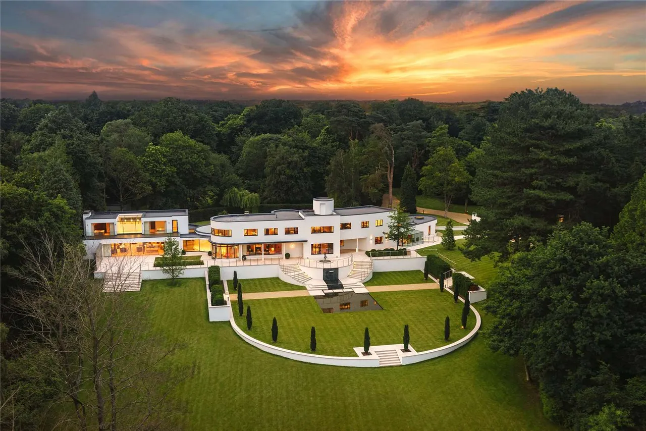 6 bed house for sale — Portnall Drive, Wentworth Estate, Virginia Water, Surrey, GU25 4NN