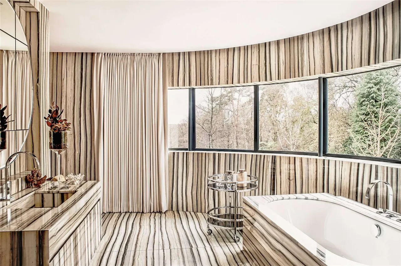 Portnall Drive, Wentworth Estate, Virginia Water, Surrey, GU25 4NN, photo 12
