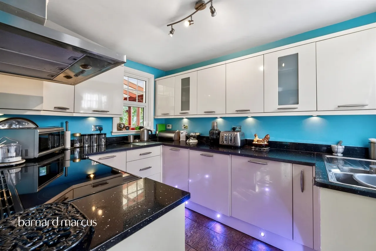 Hanworth Road, Feltham, TW13, photo 3