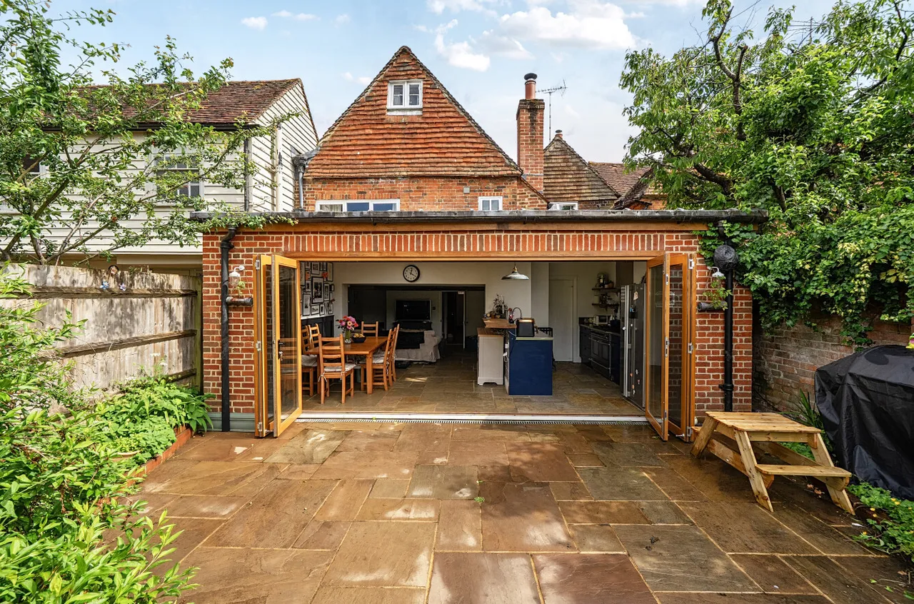 The Borough, Crondall, Farnham, Hampshire, GU10 5NU, photo 25