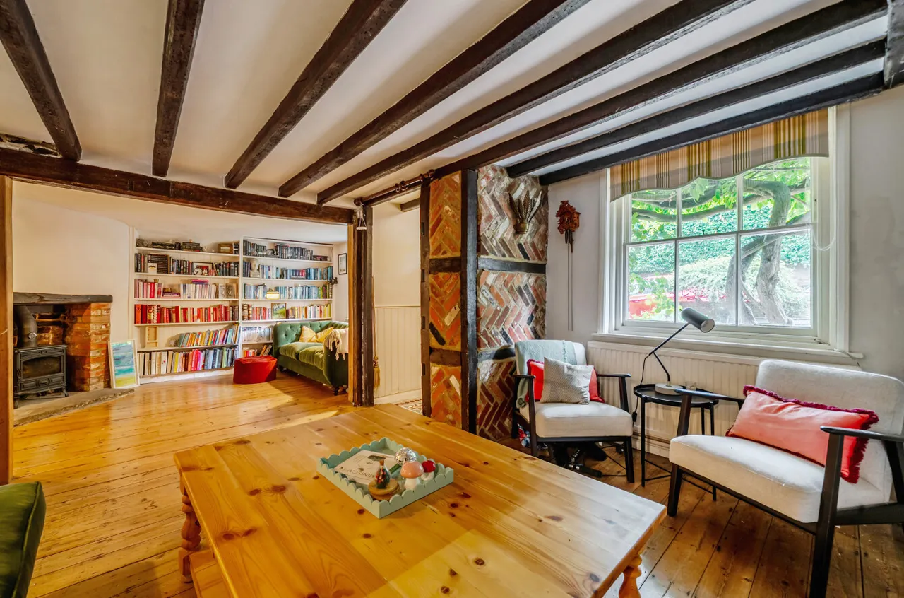The Borough, Crondall, Farnham, Hampshire, GU10 5NU, photo 6