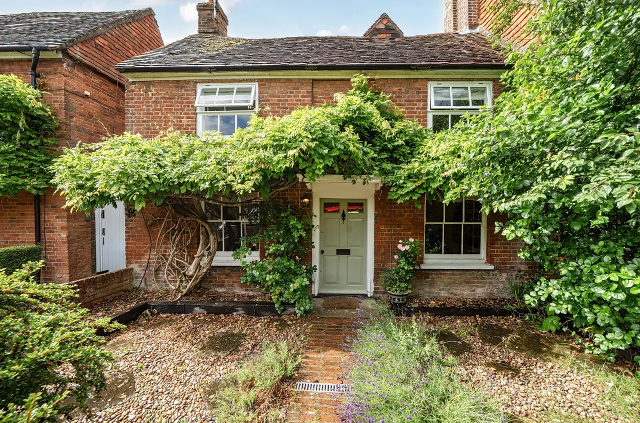4 bed house for sale — The Borough, Crondall, Farnham, Hampshire, GU10 5NU